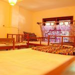 Phòng dorm 6 giường với ánh đèn màu vàng của nắng tạo cảm giác ấm cúng